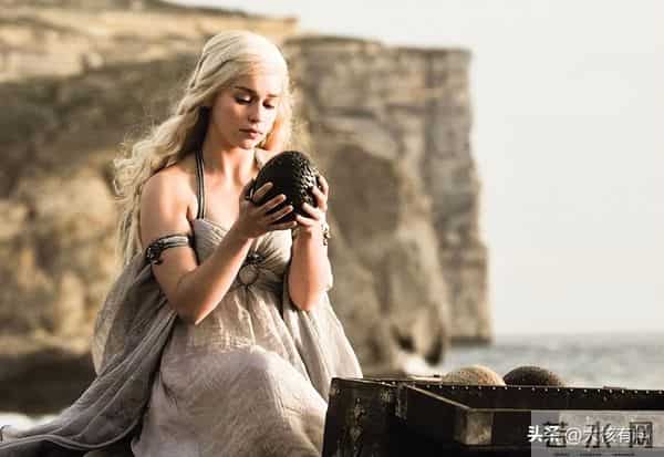 一脱成名的“龙妈”：身材火辣为艺术献身，因裸戏出名却拒绝裸戏