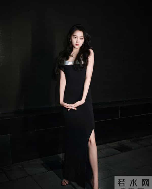 关晓彤 抹胸高叉裙