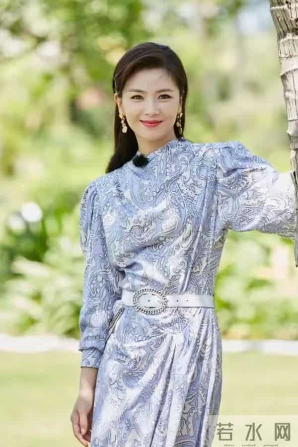 知性又时尚！刘涛造型美出新高度