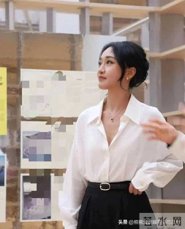 50岁周迅留回长发后像换了个人！白衬衫+花苞盘发，高级又洋气！