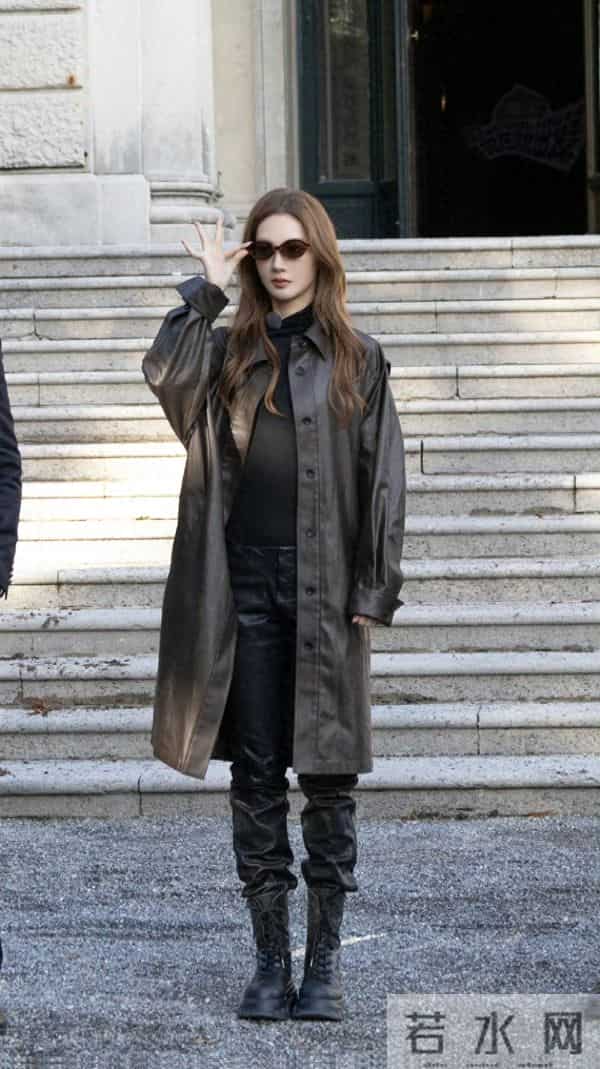 金晨今日份营业美照，一身衣皮长筒靴穿搭，又酷又美