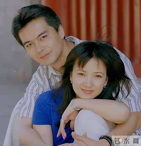 许亚军和儿子同框拍摄时尚大片，这是他和前妻何晴的孩子，叫许何