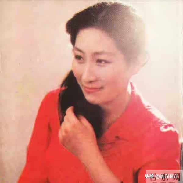 她嫁给了英国老公，选择在西班牙定居，没想到68岁瘦到快脱相