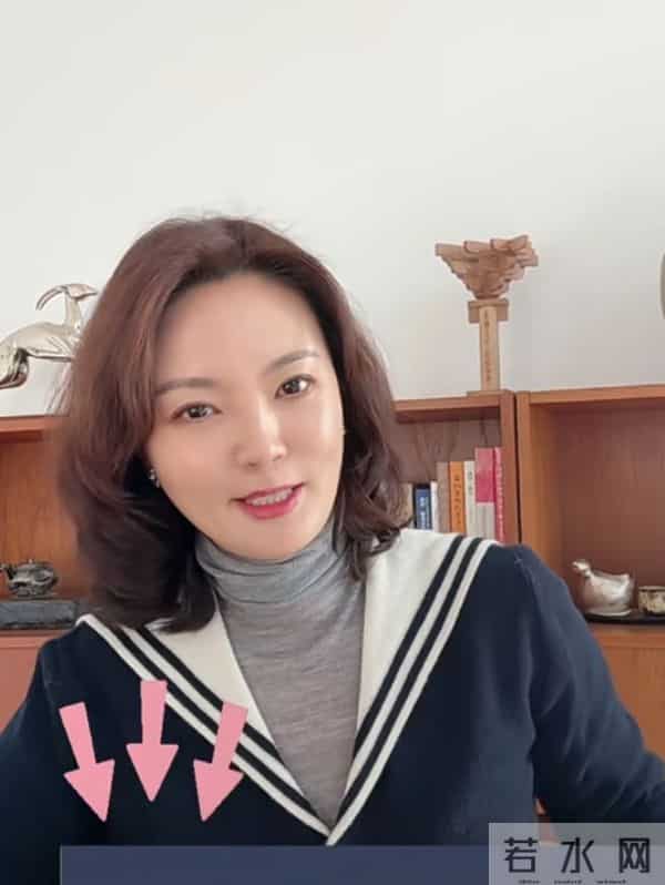 刘芳菲学院风穿搭出镜，卷发搭海军领开衫，优雅又精致