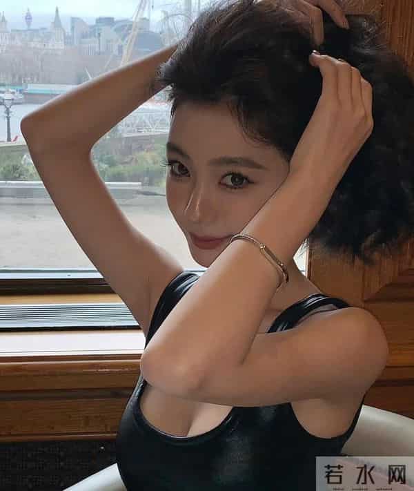 易梦玲穿黑色背心，身材绝好！