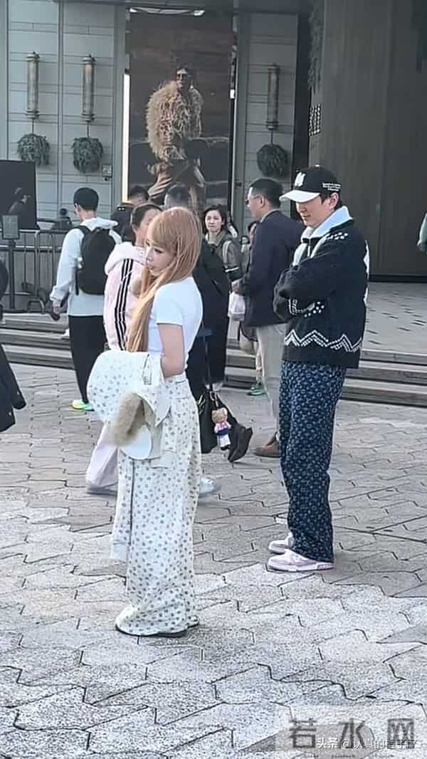 王思聪携网红香港游双下巴抢镜，王健林憔悴操劳，父子状态反差大