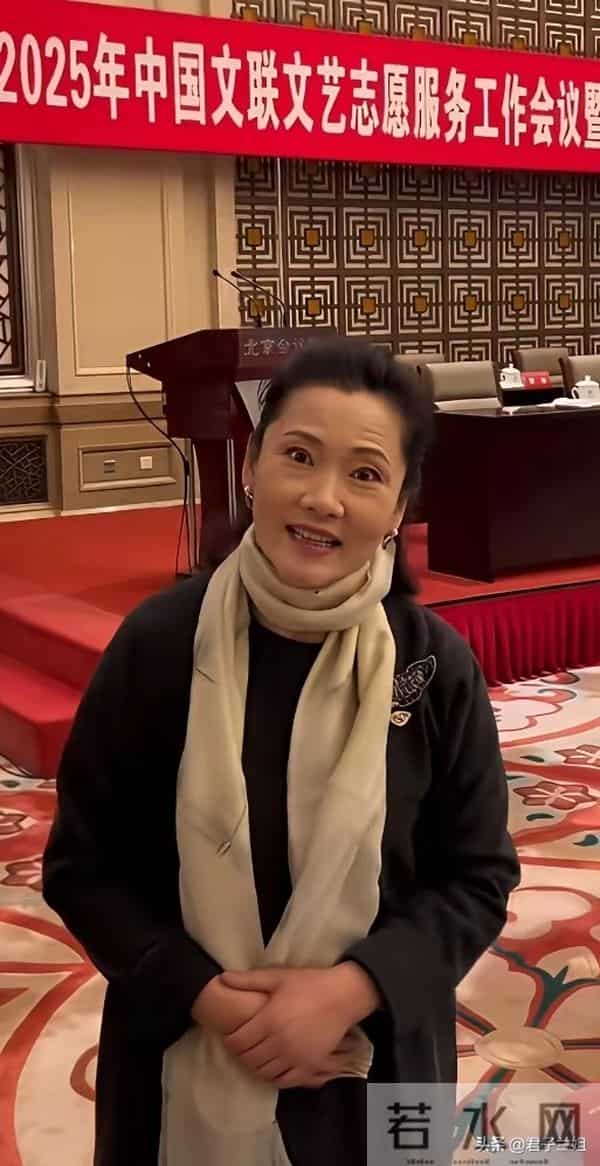 何赛飞是一个能说能讲非常聪明有分寸的人，任何场合都受人关注