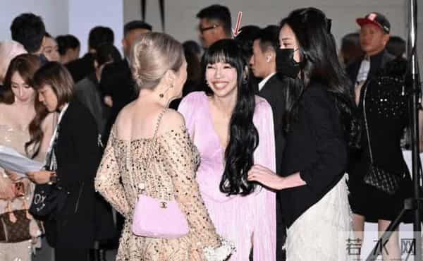 李靓蕾现身邱泽许玮甯婚礼 身穿粉色长裙状态不错