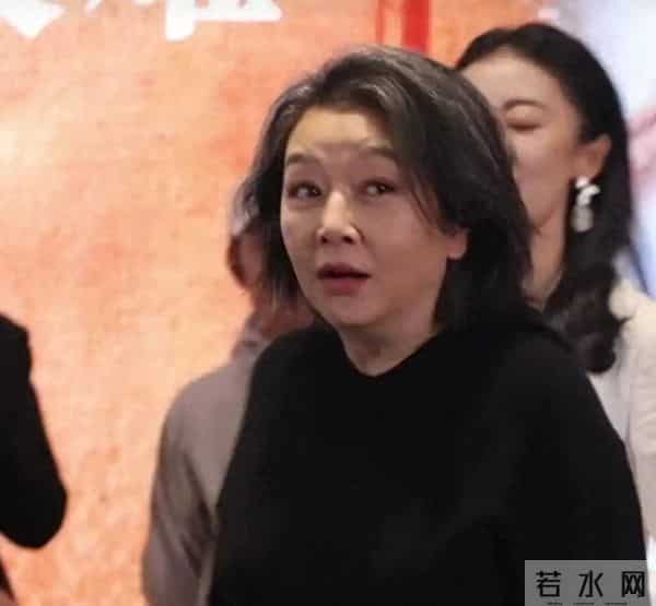 57岁江珊近照曝光，满头白发惹唏嘘：女神老了？