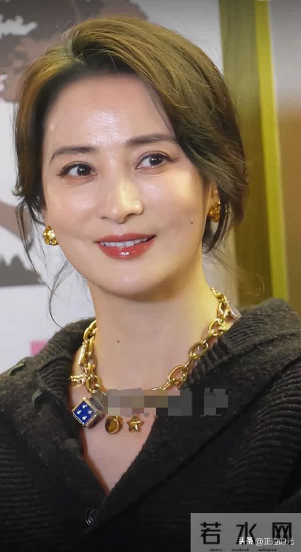 50岁蒋勤勤油光满面 皮肤粗糙 毛孔粗大 腚大肩宽显魁梧 另类一裤两穿