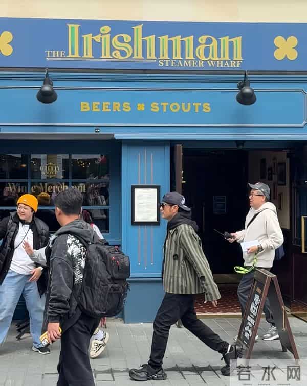 周杰伦戴墨镜鸭舌帽在新西兰皇后镇，帅气依旧！