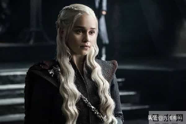 一脱成名的“龙妈”：身材火辣为艺术献身，因裸戏出名却拒绝裸戏