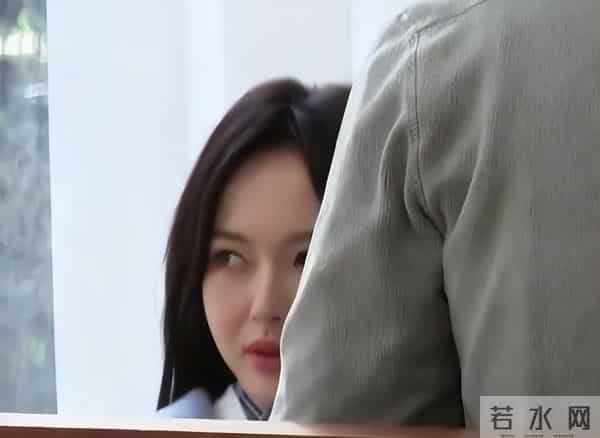 唐嫣复工状态不佳，脸肿胀不敢认私下没少哭，不停补妆也难掩疲惫