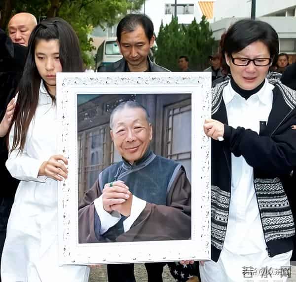 原来他已去世11年，早年恋情精彩52岁才结婚，遗孀比他小23岁