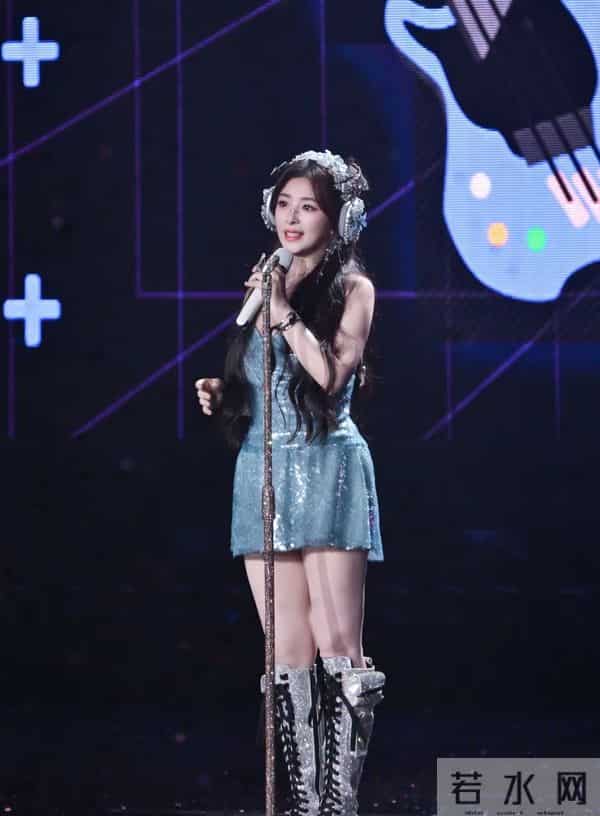 36岁张含韵熊猫基地路透！甜妹感拉满，比20年前还嫩？