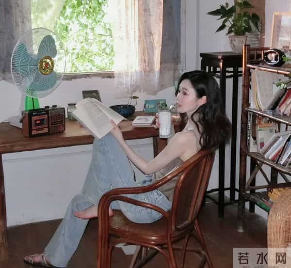 同样是奔三的女星，宋轶深夜素颜白到发光，虞书欣盛装出席被喷丑