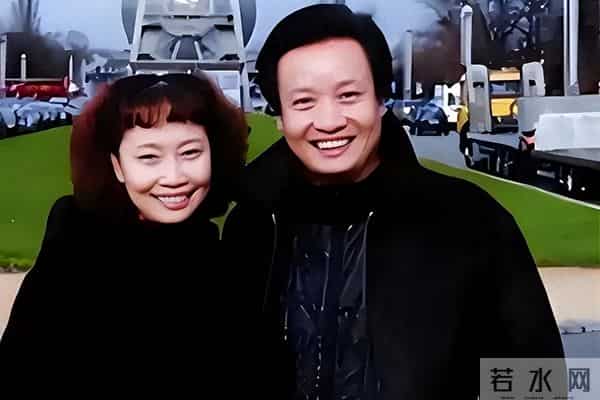 阎维文妻子近照曝光，抗癌35年萎缩驼背，夫妻仅差一岁却像两代人