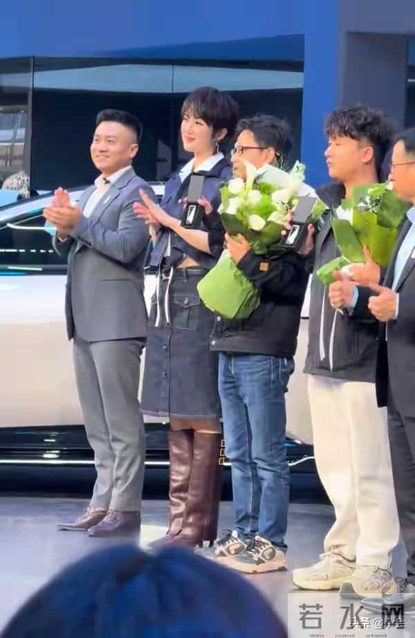 两帅哥提新车排面拉满，姚安娜搭档董事长亲自交付，这待遇绝了