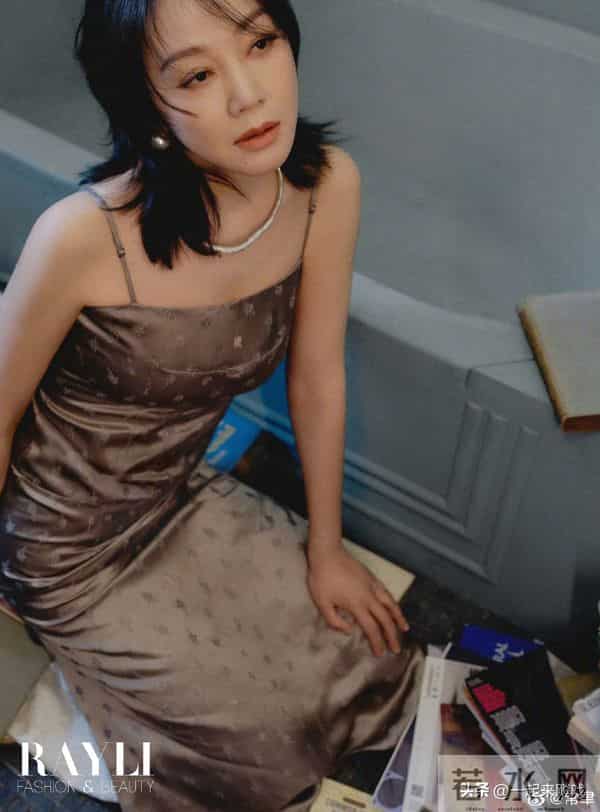 闫妮笑起来的梨涡依旧,眼神清澈明亮,美得如此真实、自然的女神