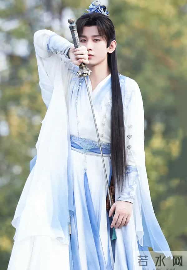 知名男星突发意外!威亚失控后脑勺被撞，当场倒地不起，细节曝光