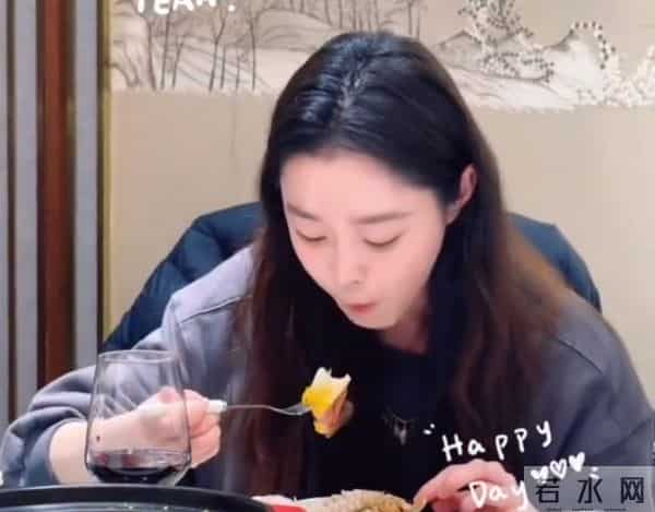 同样是奔三的女星，宋轶深夜素颜白到发光，虞书欣盛装出席被喷丑