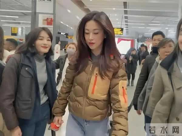 朱珠一件羽绒服火了，普通人穿却像米其林，差的不是钱是气质