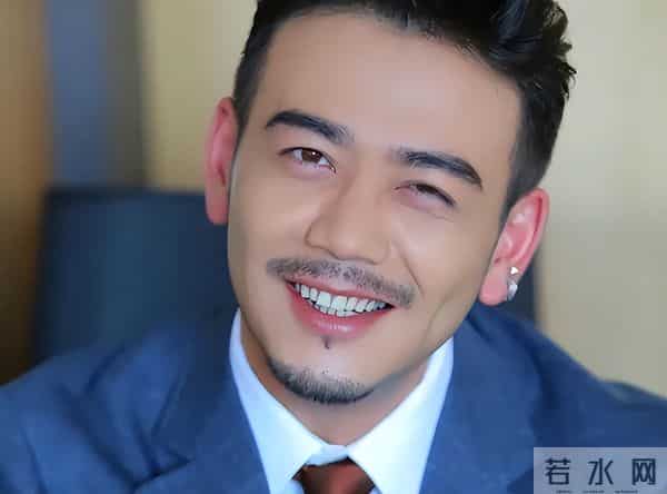 42岁杨烁断崖衰老，生图下脸黑皮松肉垮，走路弯腰驼背没霸总气场