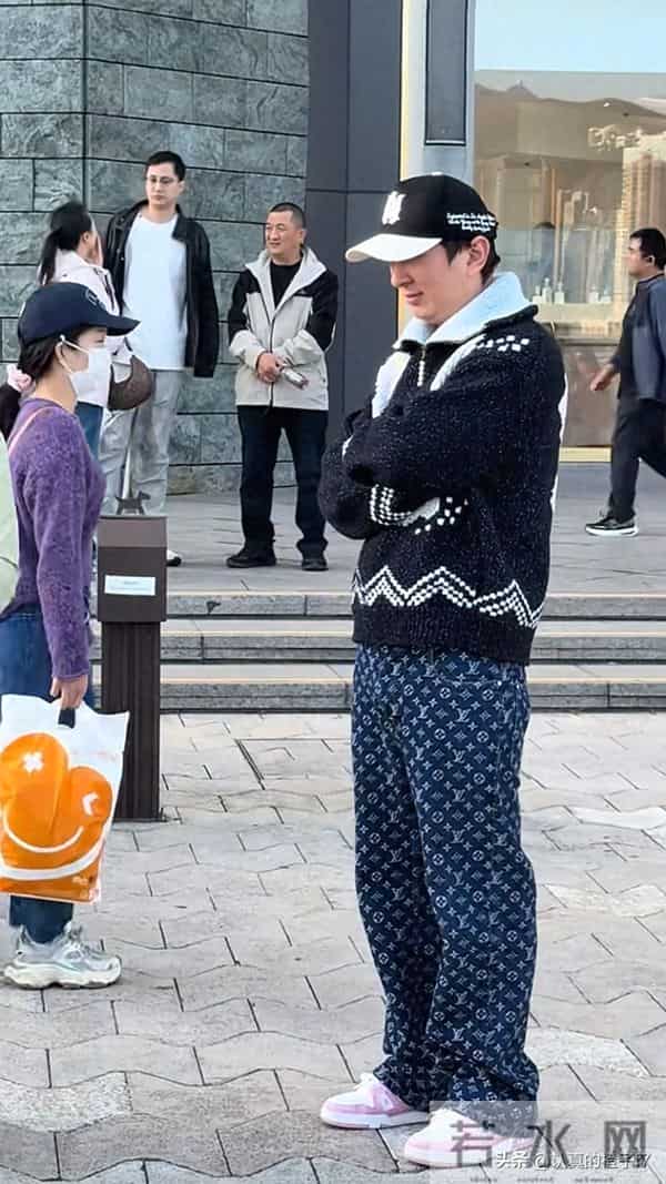 王思聪携网红香港游双下巴抢镜，王健林憔悴操劳，父子状态反差大