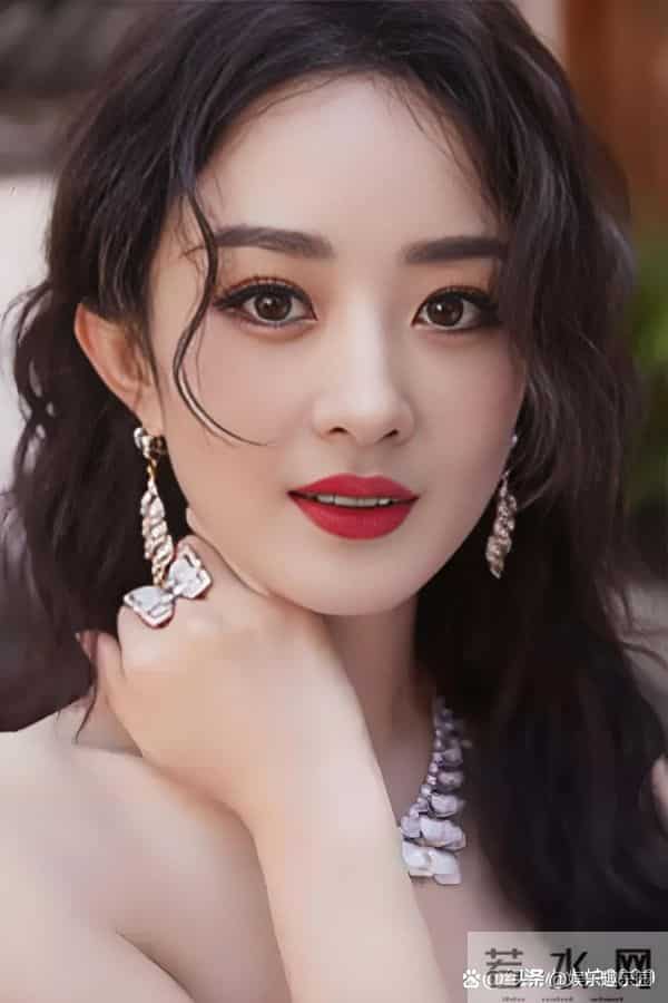 鎏金裙装衬着浅笑，每一缕光影都在诉说她的明媚