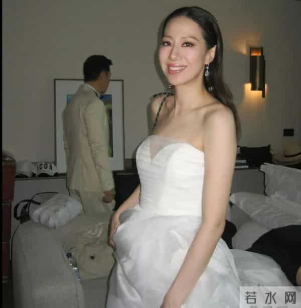 演都不演了！甄子丹三婚老婆谈香港火灾，暗指内地的锅，网友炸锅