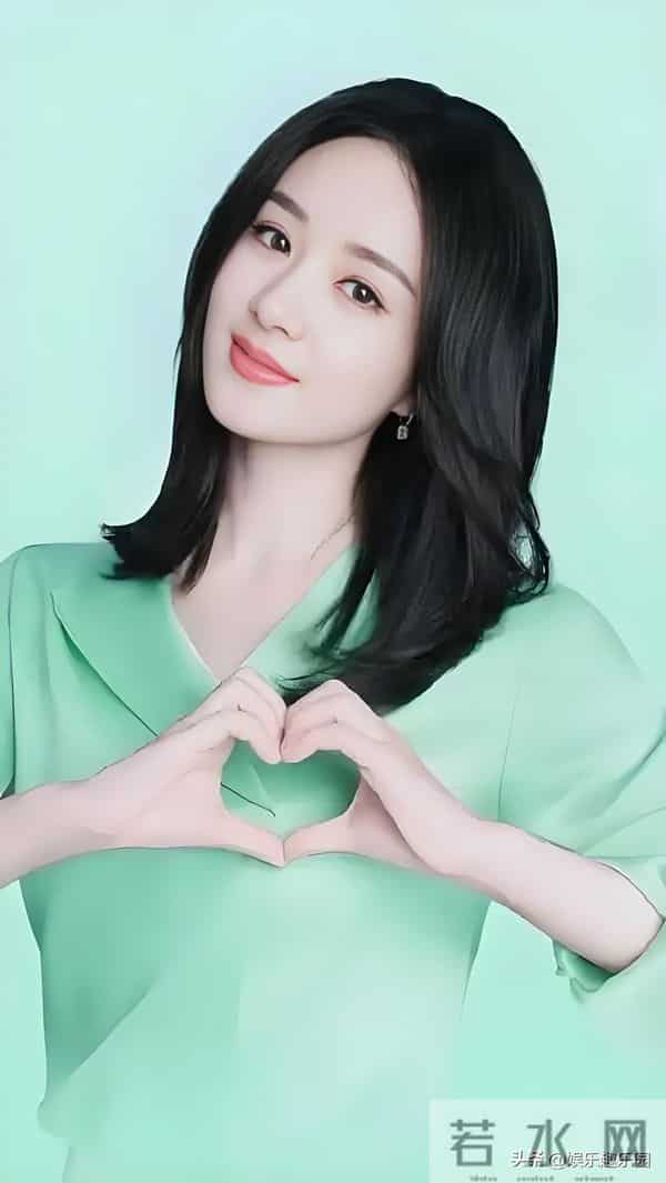 鎏金裙装衬着浅笑，每一缕光影都在诉说她的明媚