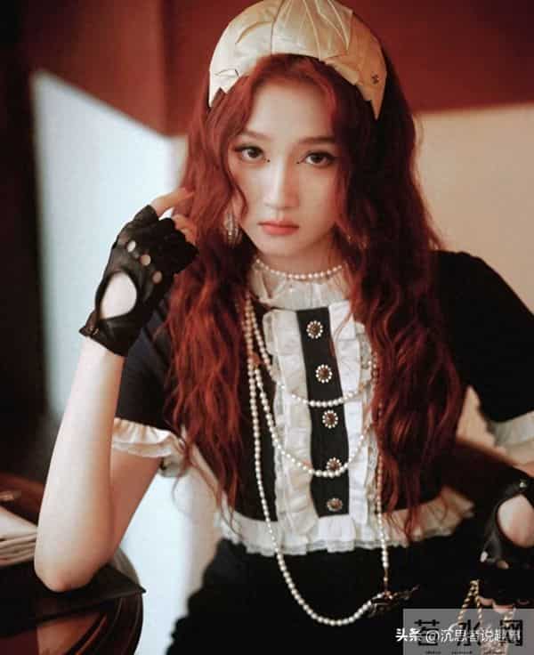 关晓彤红卷配黑裙‖甜酷复古美到心颤