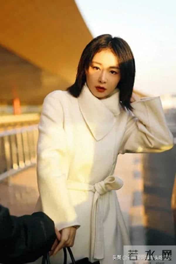 高叶剪了短发气质大变！一身白色大衣走机场，简约又高级！