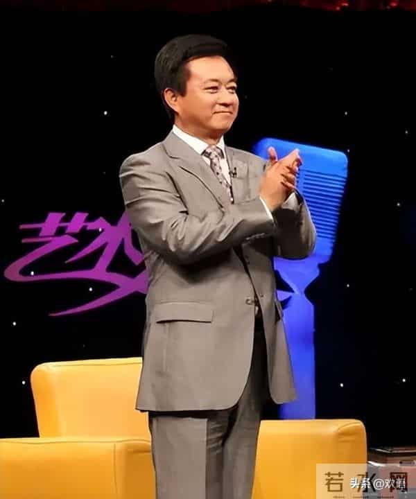 “性骚扰”事件6年后，如今朱军“活”成了普通人，妻子默默支持