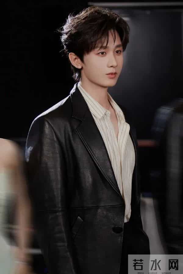 35岁男演员成毅拍戏时突发意外！吊威亚从高空摔下，后脑勺触地......