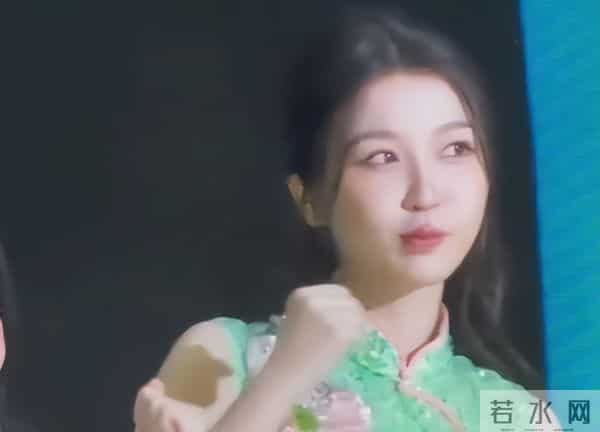 同样是奔三的女星，宋轶深夜素颜白到发光，虞书欣盛装出席被喷丑