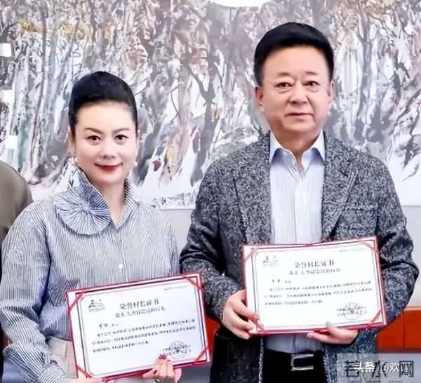 “性骚扰”事件6年后，如今朱军“活”成了普通人，妻子默默支持