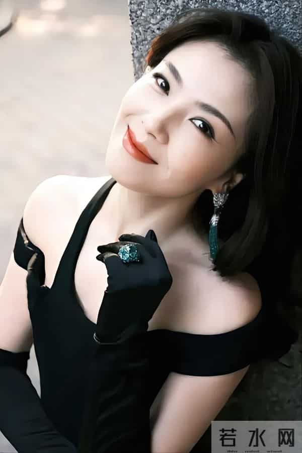 知性又时尚！刘涛造型美出新高度