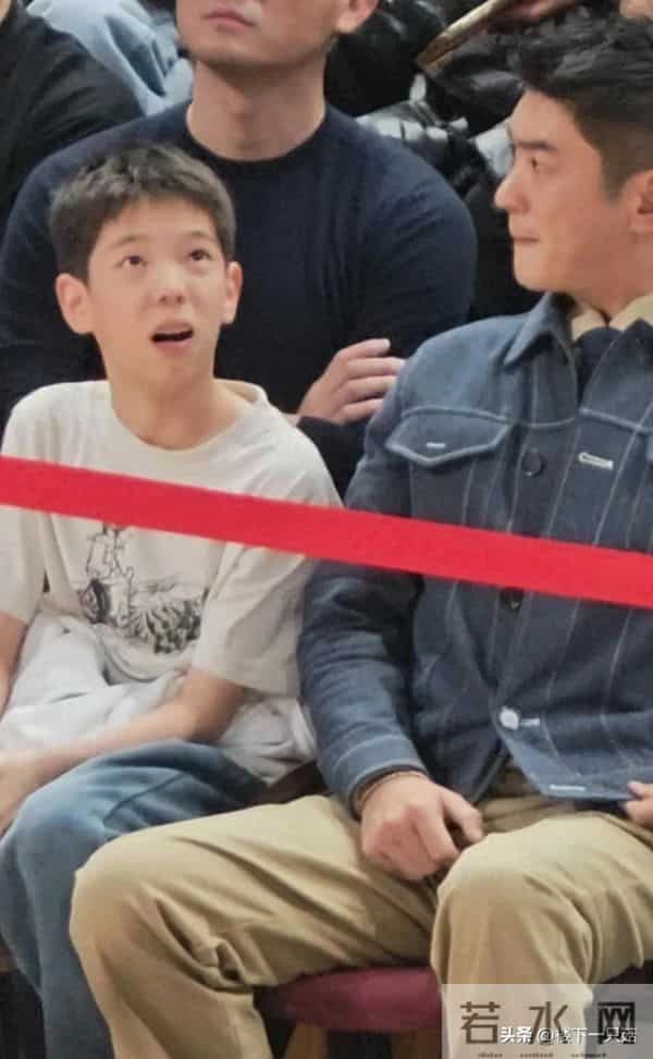 12岁嗯哼下巴后缩 小小一只 没有遗传双眼皮 脸型像杜江 五官像霍思燕