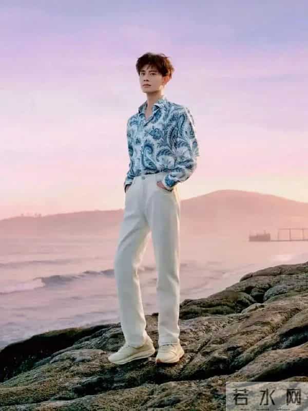 任嘉伦七头身比例太绝！路人偶遇狂赞真人更帅