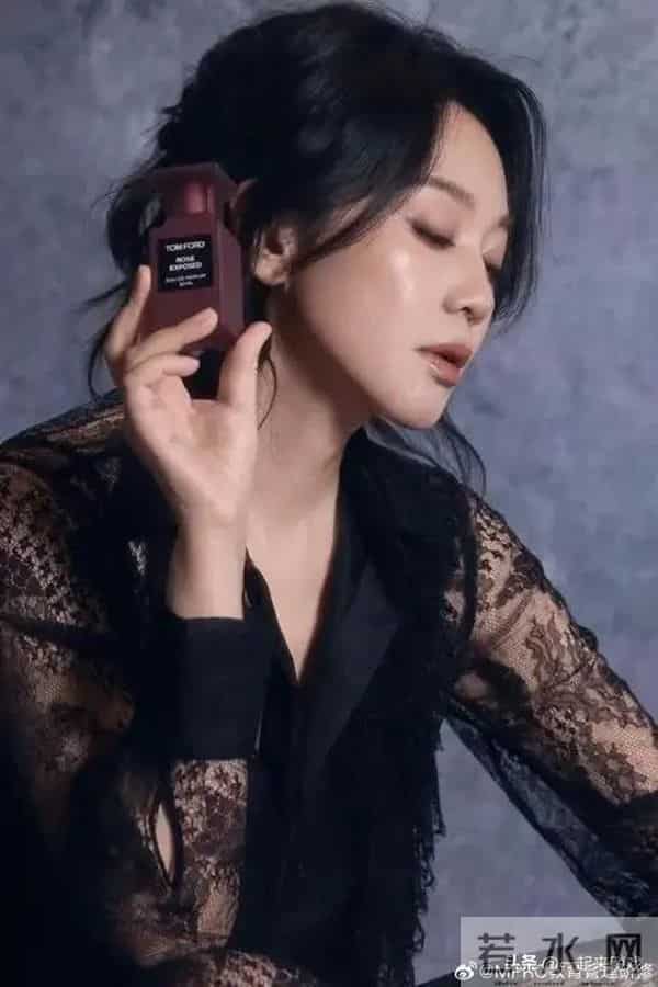 闫妮笑起来的梨涡依旧,眼神清澈明亮,美得如此真实、自然的女神