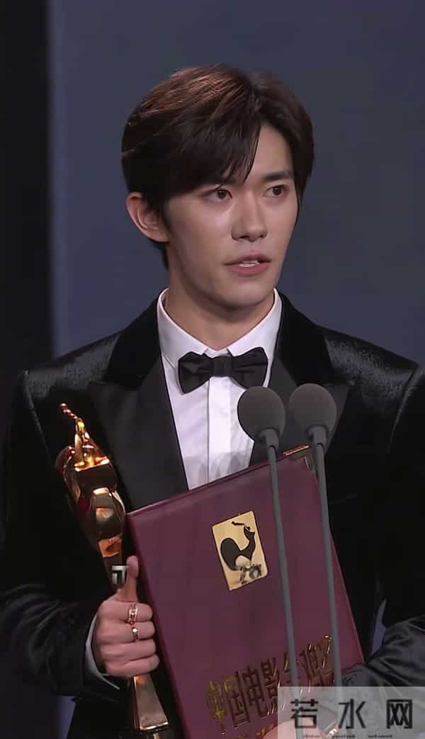 易烊千玺抬头的那一瞬间，好像看到了星爷的影子，一样的孤独感