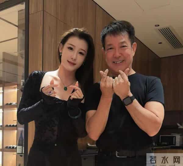 68岁元彪现身广西，和美女舞蹈家吃晚餐，肌肉饱满，身材练得超好