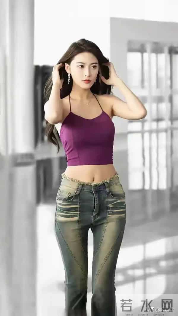 韩雨桐：紧身牛仔裤，尽显s型身材，颜值爆棚