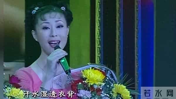 她9次登上春晚，却被谣传嫁给大31岁高层，如今49岁的她依旧单身