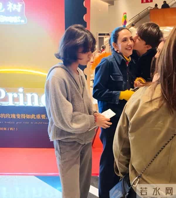 刘烨妻子安娜带娃看演出！14岁诺一跟妈妈撒娇超暖，妹妹都笑大哥