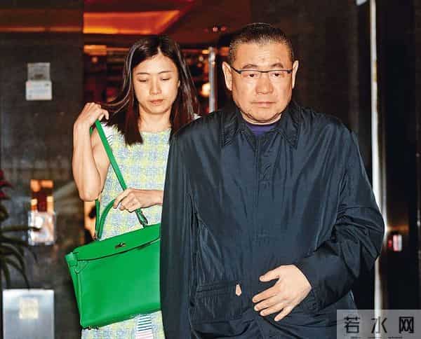 靠妹妹李嘉欣介绍，嫁给十亿富豪的李嘉明，一家人都不是省油的灯