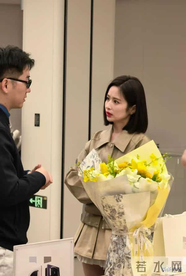 36岁颖儿现身上海，穿着小短裙，露出两条美腿，身材看起来真苗条