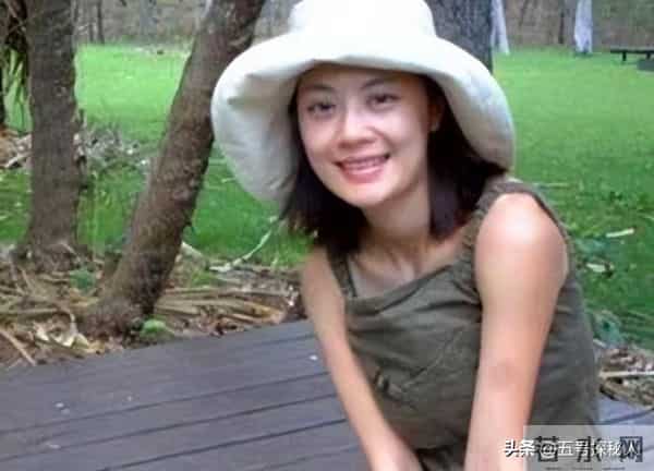 前央视主持人为爱情放弃国籍，走投无路回国捞金，如今过的怎样了