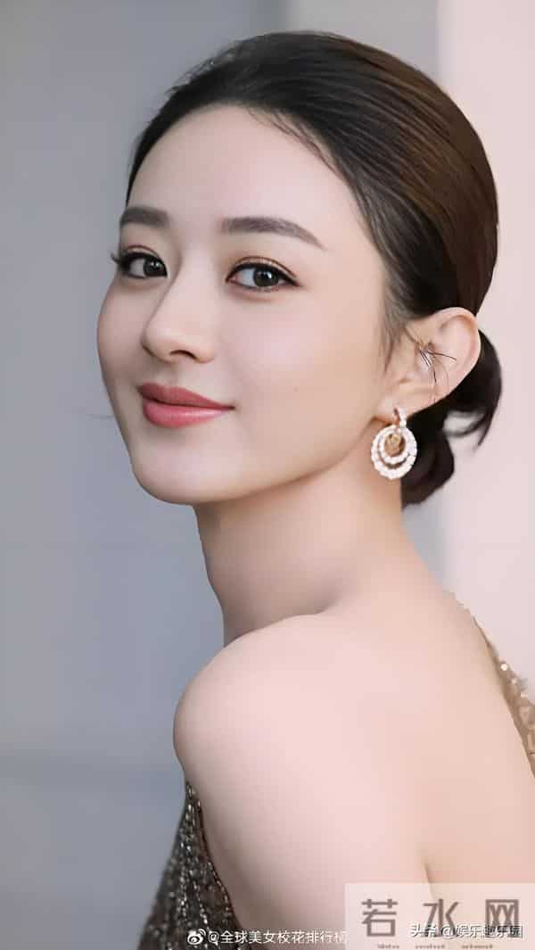 鎏金裙装衬着浅笑，每一缕光影都在诉说她的明媚